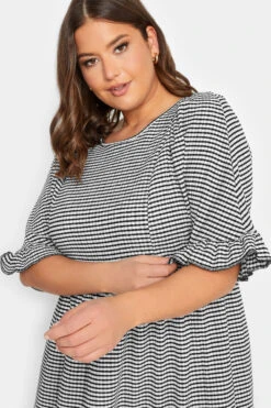 YOURS - Aangerimpelde Midi-jurk Met Textuur In Zwarte Gingham Ruit -NAOMI Kleding Winkel 01156390 8cf0 42 137516 E