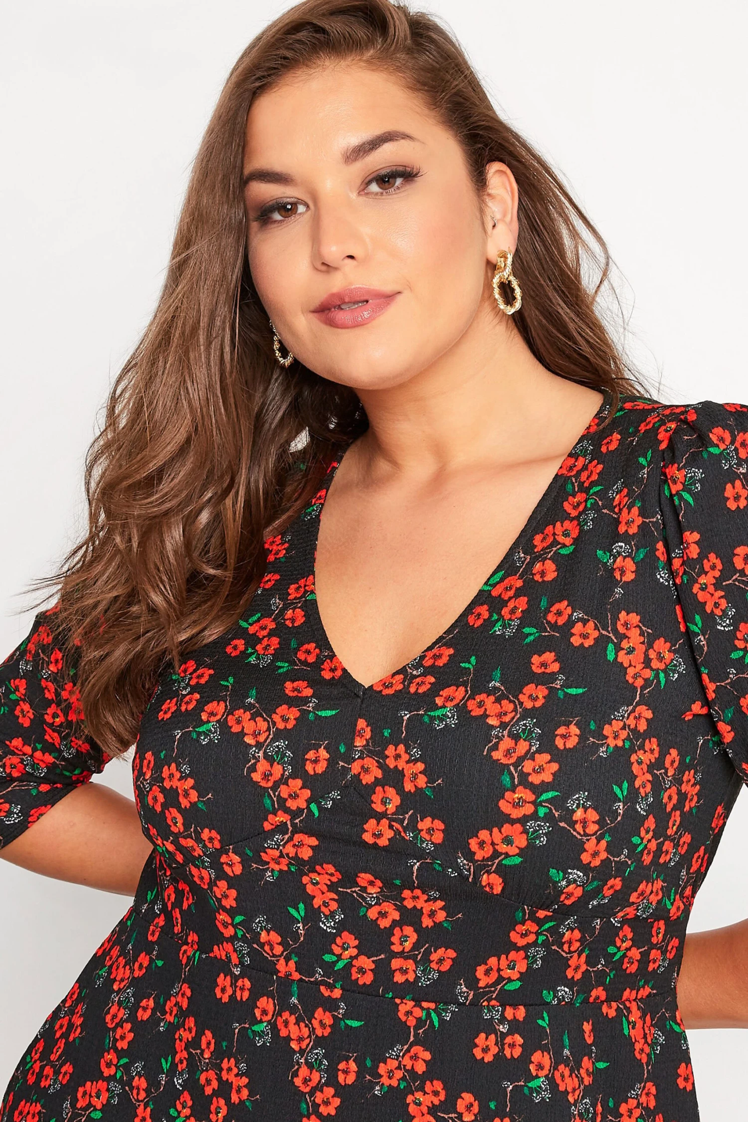 YOURS LONDON - Jurk Met Bloemetjes & V-hals In Zwart En Rood 5 YOURS LONDON - Jurk Met Bloemetjes & V-hals In Zwart En Rood - Afbeelding 3