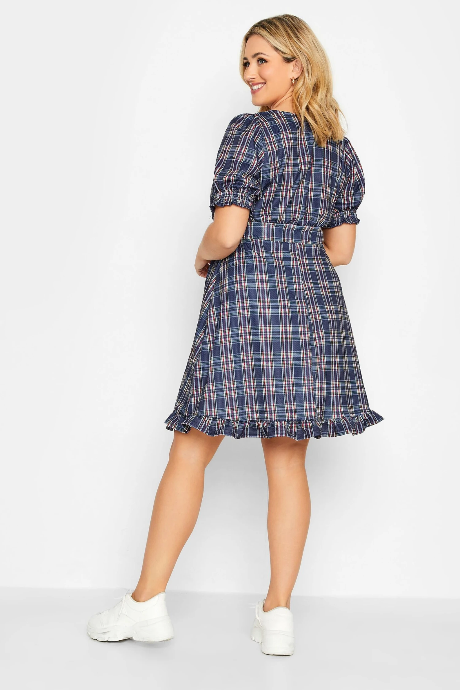 Jurk Met Ruitenprint, V-hals & Ruchedetail In Blauw 4 Jurk Met Ruitenprint, V-hals & Ruchedetail In Blauw - Afbeelding 2