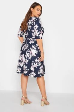 YOURS LONDON - Jurk Met Bloemen, Vierkante Hals En Tailleband In Donkerblauw -NAOMI Kleding Winkel 27dc369d 51ed 45 161258 C