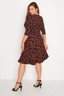 YOURS LONDON - Jurk Met Bloemetjes & V-hals In Zwart En Rood 9 YOURS LONDON - Jurk Met Bloemetjes & V-hals In Zwart En Rood -NAOMI Kleding Winkel 2b211d02 7f38 49 161845 C