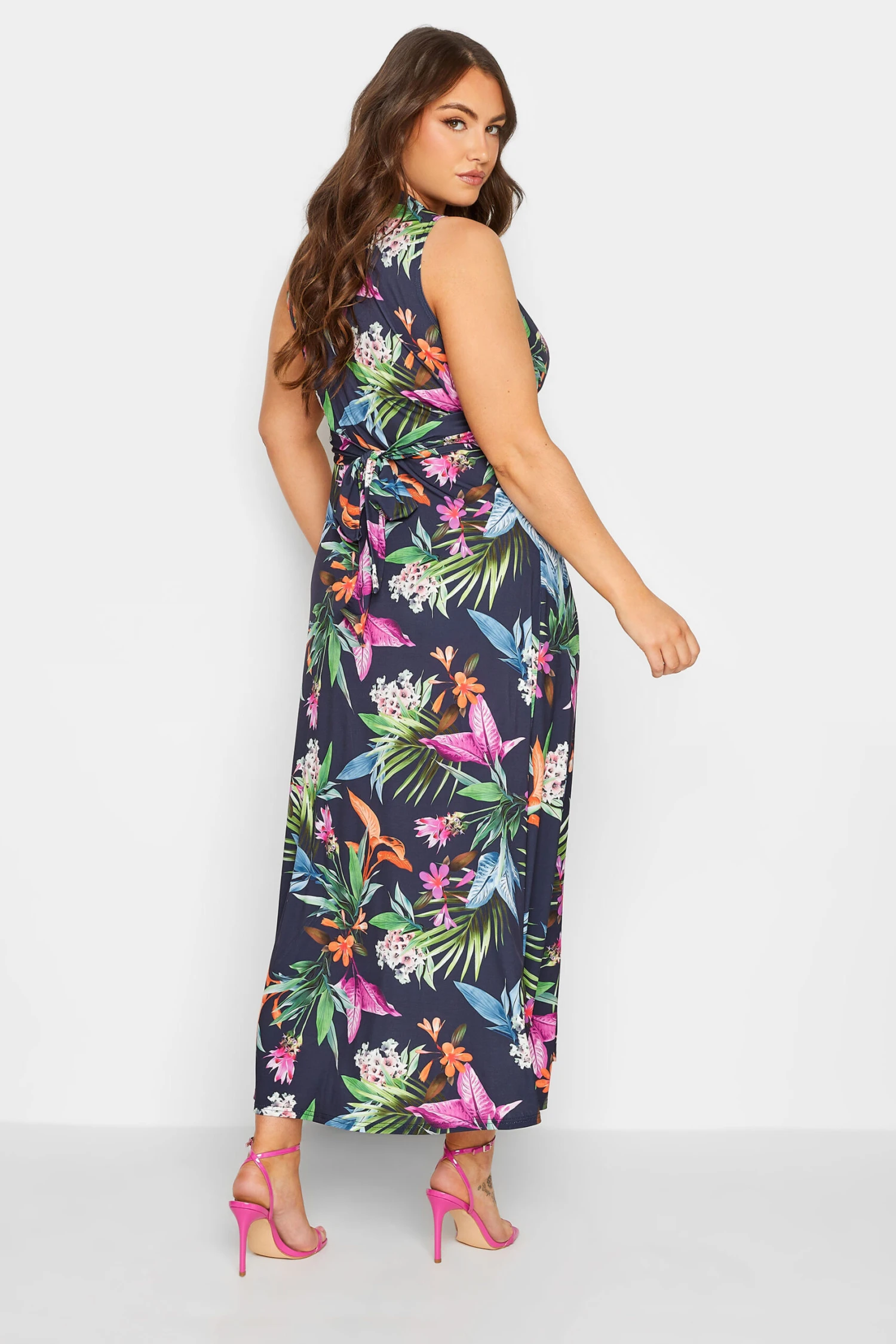 YOURS LONDON - Mouwloze Maxi-jurk Met Tropische Print & Knoopdetail In Donkerblauw 4 YOURS LONDON - Mouwloze Maxi-jurk Met Tropische Print & Knoopdetail In Donkerblauw - Afbeelding 2