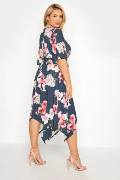 YOURS LONDON - Midi-jurk Met Bloemen & Asymmetrische Zoom In Donkerblauw 9 YOURS LONDON - Midi-jurk Met Bloemen & Asymmetrische Zoom In Donkerblauw -NAOMI Kleding Winkel 37c0a561 2a9b 4d 161321 C