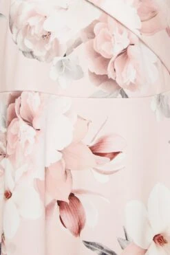 YOURS LONDON - Midi Jurk Met Bloemmotief, Bardot-hals & Lange Achterkant In Lichtroze -NAOMI Kleding Winkel 49c76168 ed97 45 162090 Z