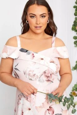 YOURS LONDON - Midi Jurk Met Bloemmotief, Bardot-hals & Lange Achterkant In Lichtroze -NAOMI Kleding Winkel 51af5591 a729 4a 162090 D