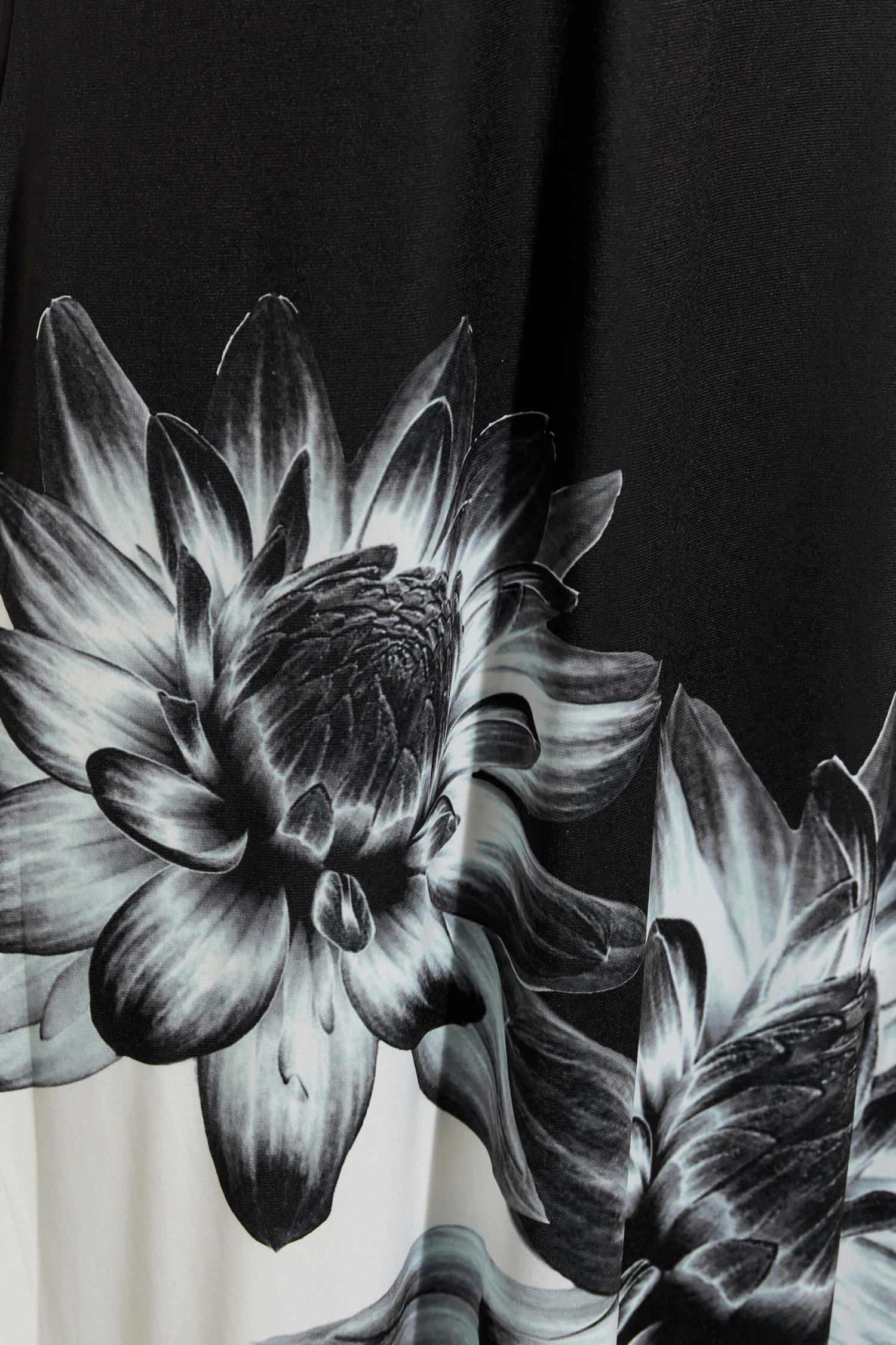 Maxi-jurk Met Cami-bandjes En Bloemenprint In Zwart & Wit 6 Maxi-jurk Met Cami-bandjes En Bloemenprint In Zwart & Wit - Afbeelding 4