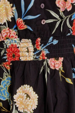 Midi-jurk Met Bloemenprint & Lange Achterkant In Zwart 12 Midi-jurk Met Bloemenprint & Lange Achterkant In Zwart -NAOMI Kleding Winkel 5e037c01 9cb0 4c 137117 Z