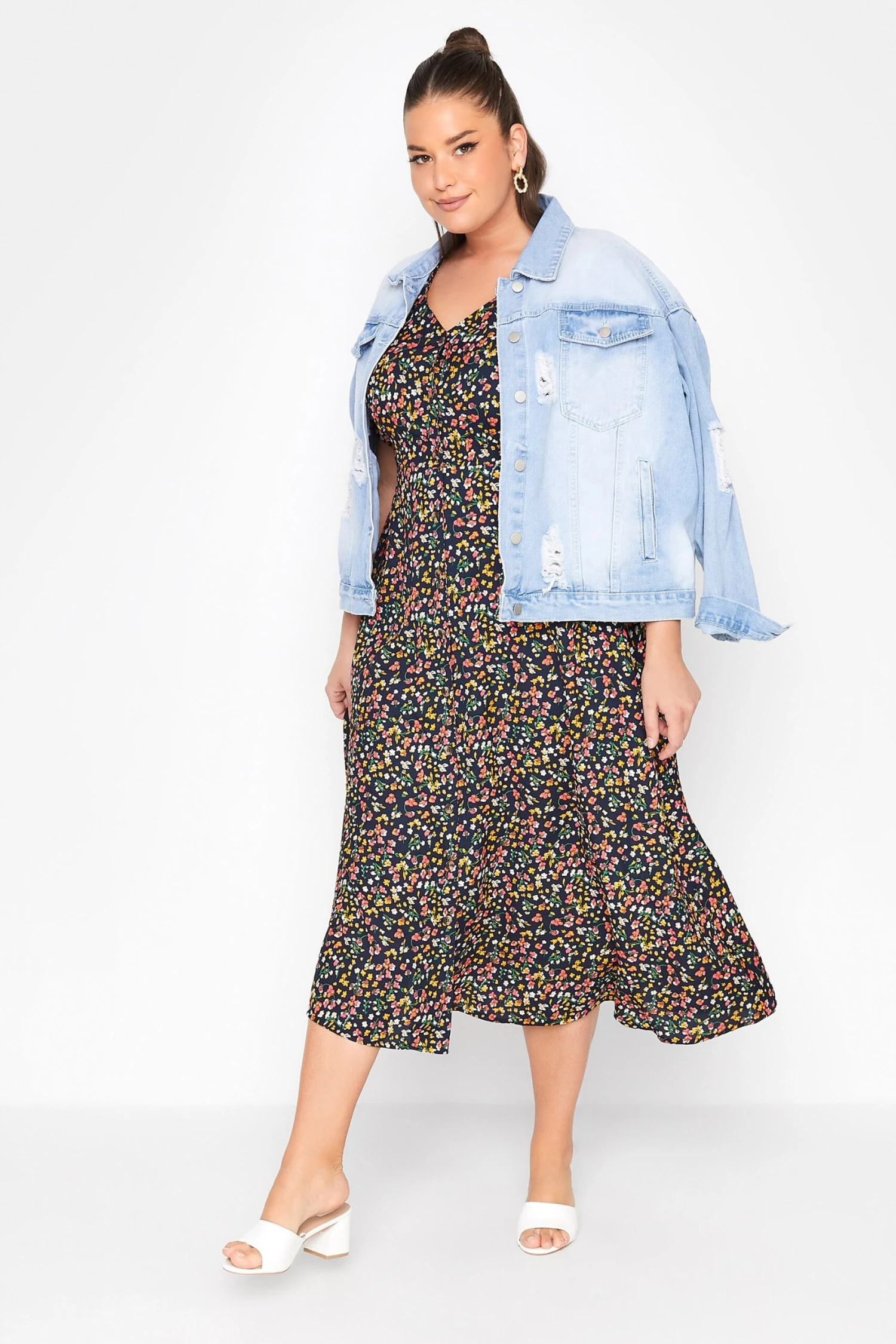 LIMITED COLLECTION - Curve Lange Jurk Met Bloemetjes En Knopen In Donkerblauw 3 LIMITED COLLECTION - Curve Lange Jurk Met Bloemetjes En Knopen In Donkerblauw