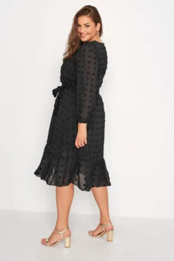 YOURS LONDON - Midi-jurk Met Dobby-textuur & Pofmouwen In Zwart -NAOMI Kleding Winkel 68aa6dd9 e357 4f 161709 C