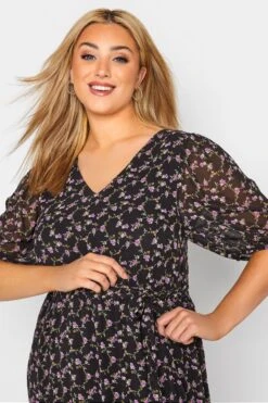 YOURS LONDON - Aangerimpelde Maxi-jurk Met Bloemetjes & Opening Achter In Zwart 10 YOURS LONDON - Aangerimpelde Maxi-jurk Met Bloemetjes & Opening Achter In Zwart -NAOMI Kleding Winkel 786ec187 0a42 43 161123 D