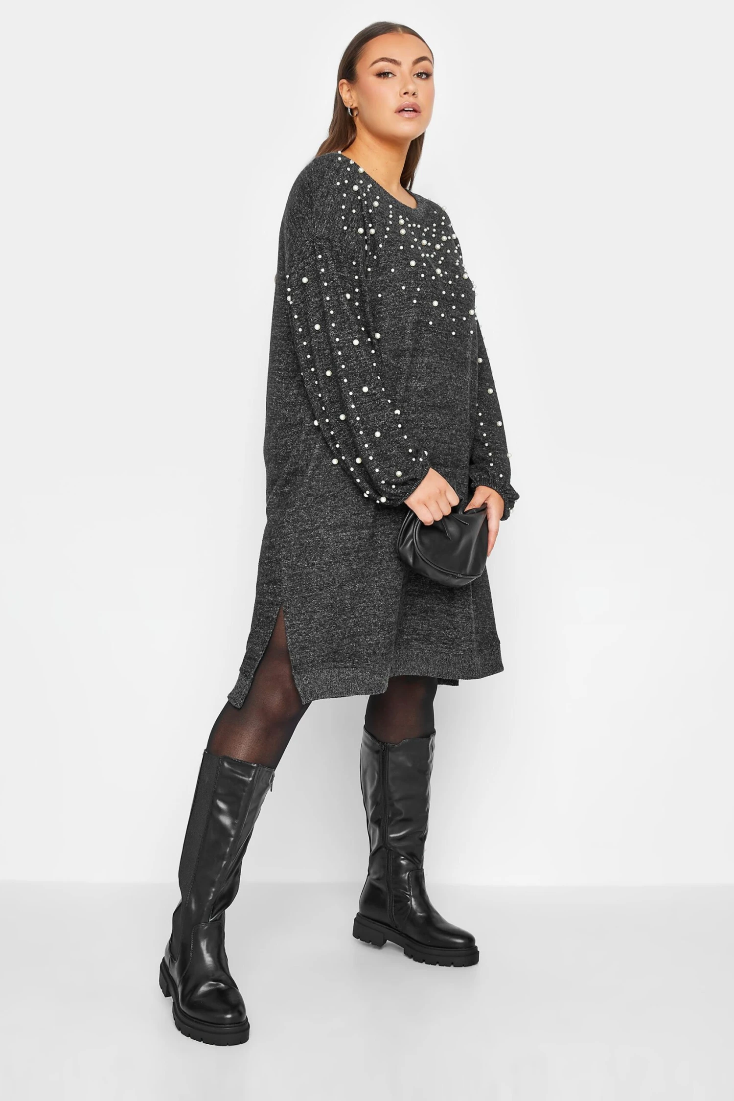 YOURS LUXURY - Soft Touch Trui-jurk Met Parels & Diamantjes In Donkergrijs 3 YOURS LUXURY - Soft Touch Trui-jurk Met Parels & Diamantjes In Donkergrijs