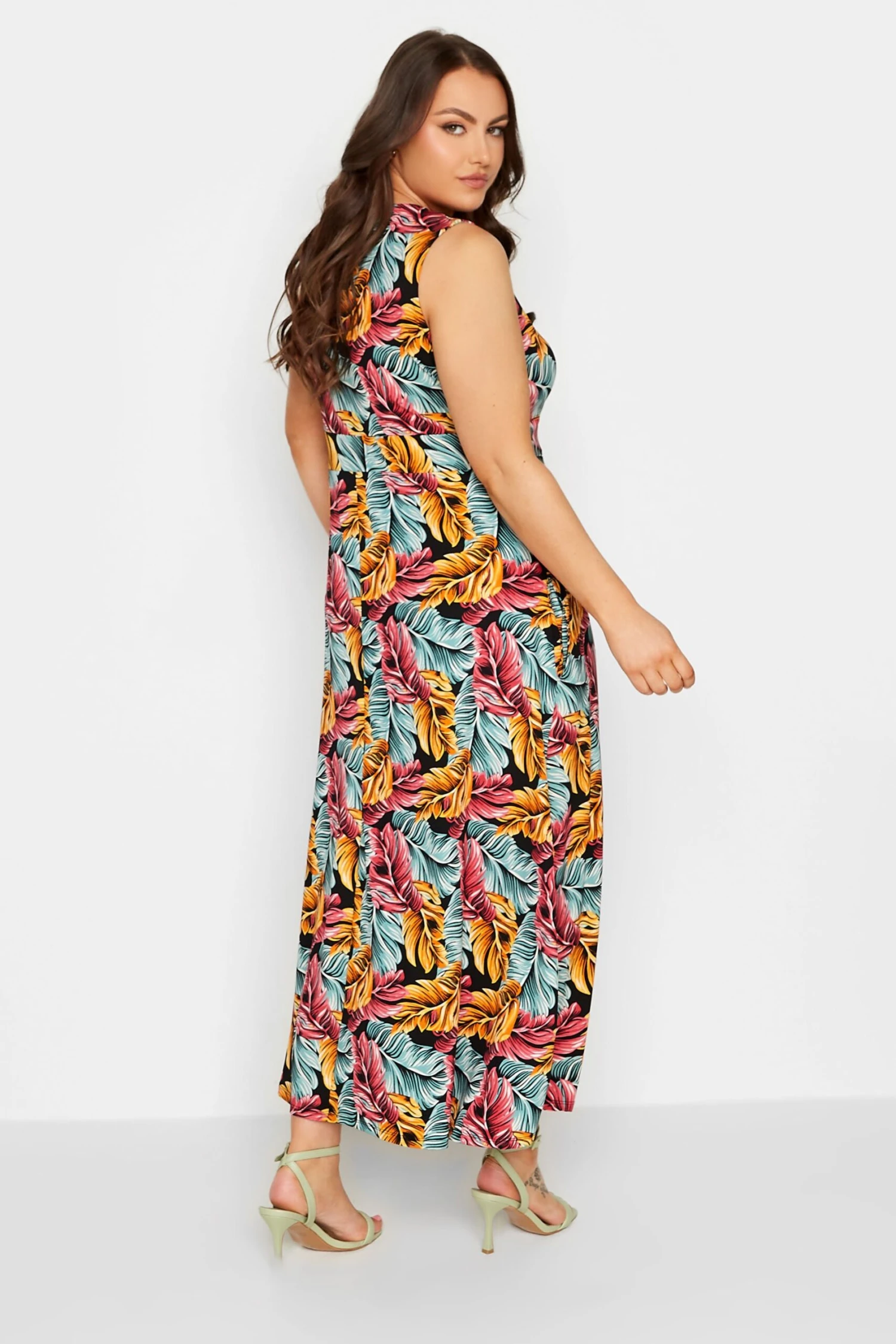 YOURS - Mouwloze Maxi-jurk Met Topische Print & Zakken In Zwart 4 YOURS - Mouwloze Maxi-jurk Met Topische Print & Zakken In Zwart - Afbeelding 2