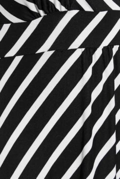 YOURS - Gestreepte Maxi-jurk Met Korte Mouwen In Zwart/wit -NAOMI Kleding Winkel a4578d21 344e 4f 301019 Z