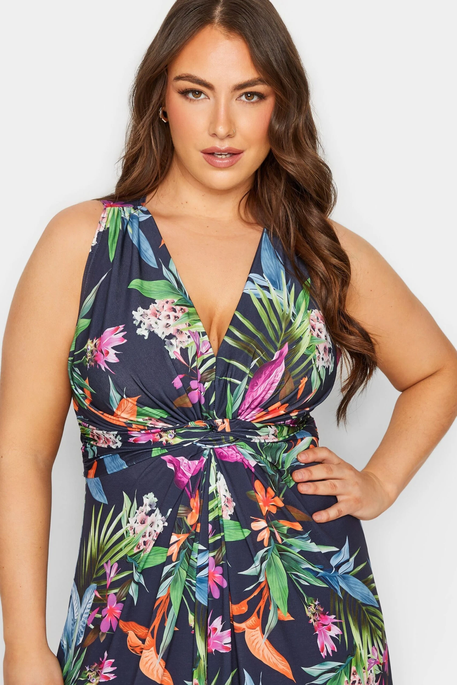 YOURS LONDON - Mouwloze Maxi-jurk Met Tropische Print & Knoopdetail In Donkerblauw 5 YOURS LONDON - Mouwloze Maxi-jurk Met Tropische Print & Knoopdetail In Donkerblauw - Afbeelding 3