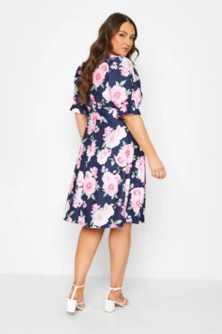 YOURS LONDON - Mini-jurk Met Bloemmotief & Pofmouwen In Donkerblauw/roze -NAOMI Kleding Winkel b625f9dc e98a 46 162204 C