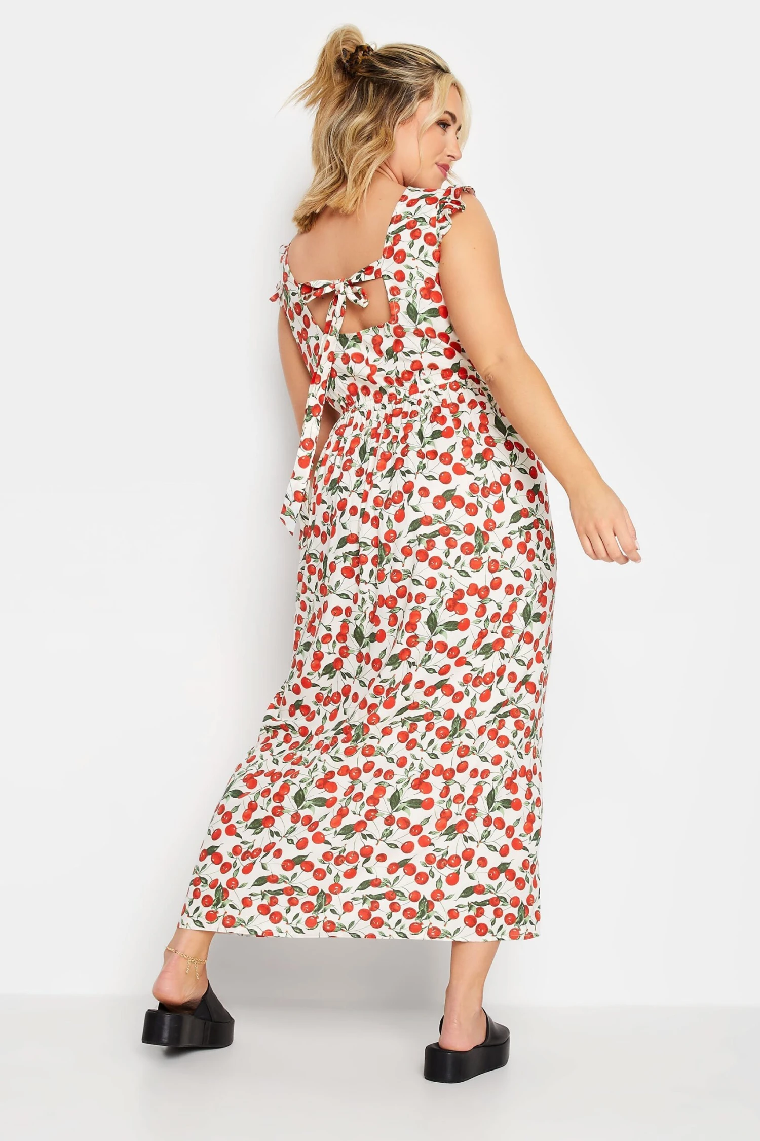 LIMITED COLLECTION - Maxi-jurk Met Kersenprint En Ruchedetail In Wit 4 LIMITED COLLECTION - Maxi-jurk Met Kersenprint En Ruchedetail In Wit - Afbeelding 2