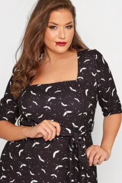 YOURS LONDON - Jurk Met Vleermuisprint, Vierkante Hals En Tailleband In Zwart -NAOMI Kleding Winkel d1ddcbf7 ec01 40 161855 D