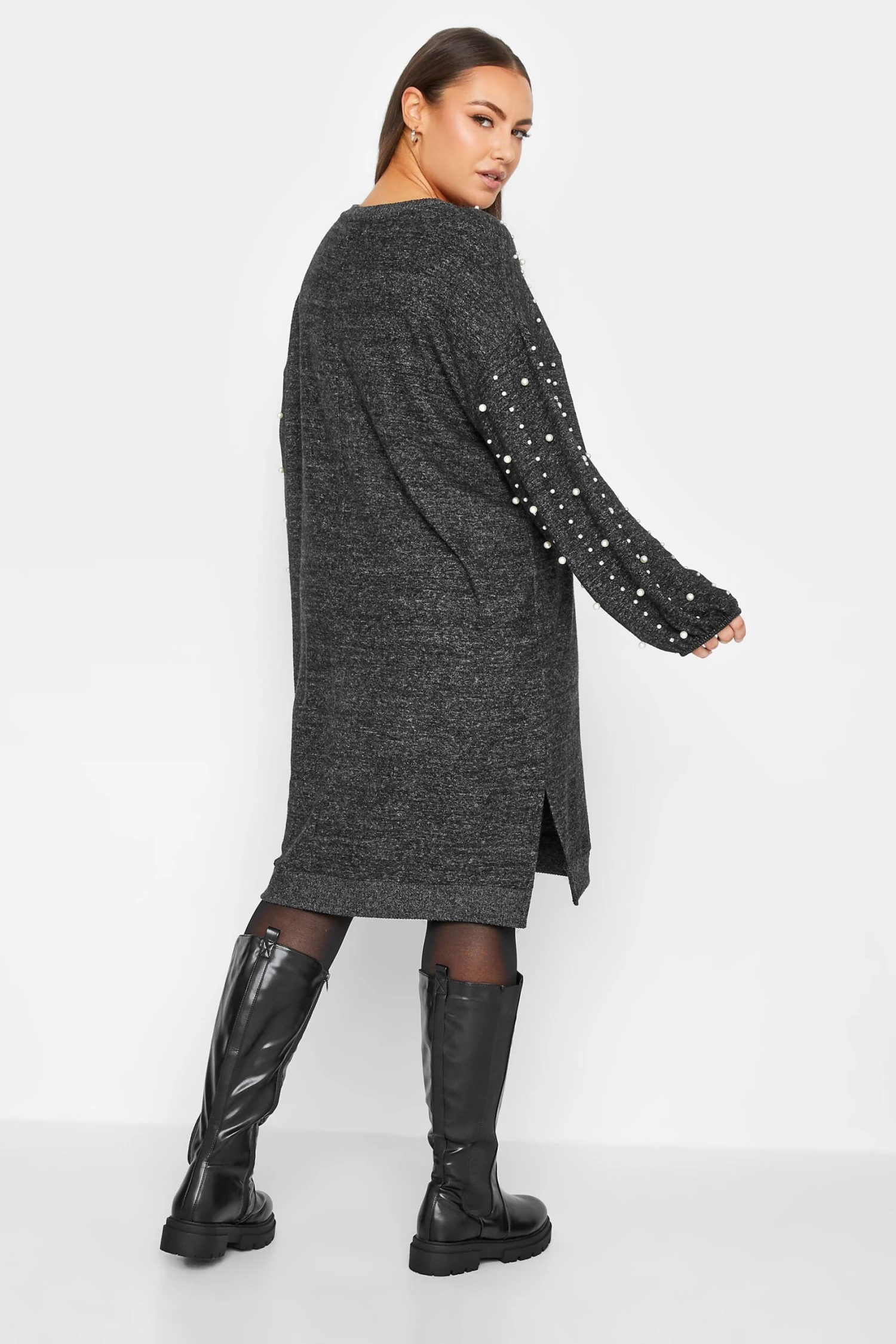 YOURS LUXURY - Soft Touch Trui-jurk Met Parels & Diamantjes In Donkergrijs 4 YOURS LUXURY - Soft Touch Trui-jurk Met Parels & Diamantjes In Donkergrijs - Afbeelding 2