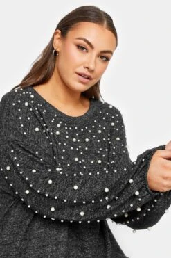 YOURS LUXURY - Soft Touch Trui-jurk Met Parels & Diamantjes In Donkergrijs 11 YOURS LUXURY - Soft Touch Trui-jurk Met Parels & Diamantjes In Donkergrijs -NAOMI Kleding Winkel e197d0d2 3df6 4a 301278 E