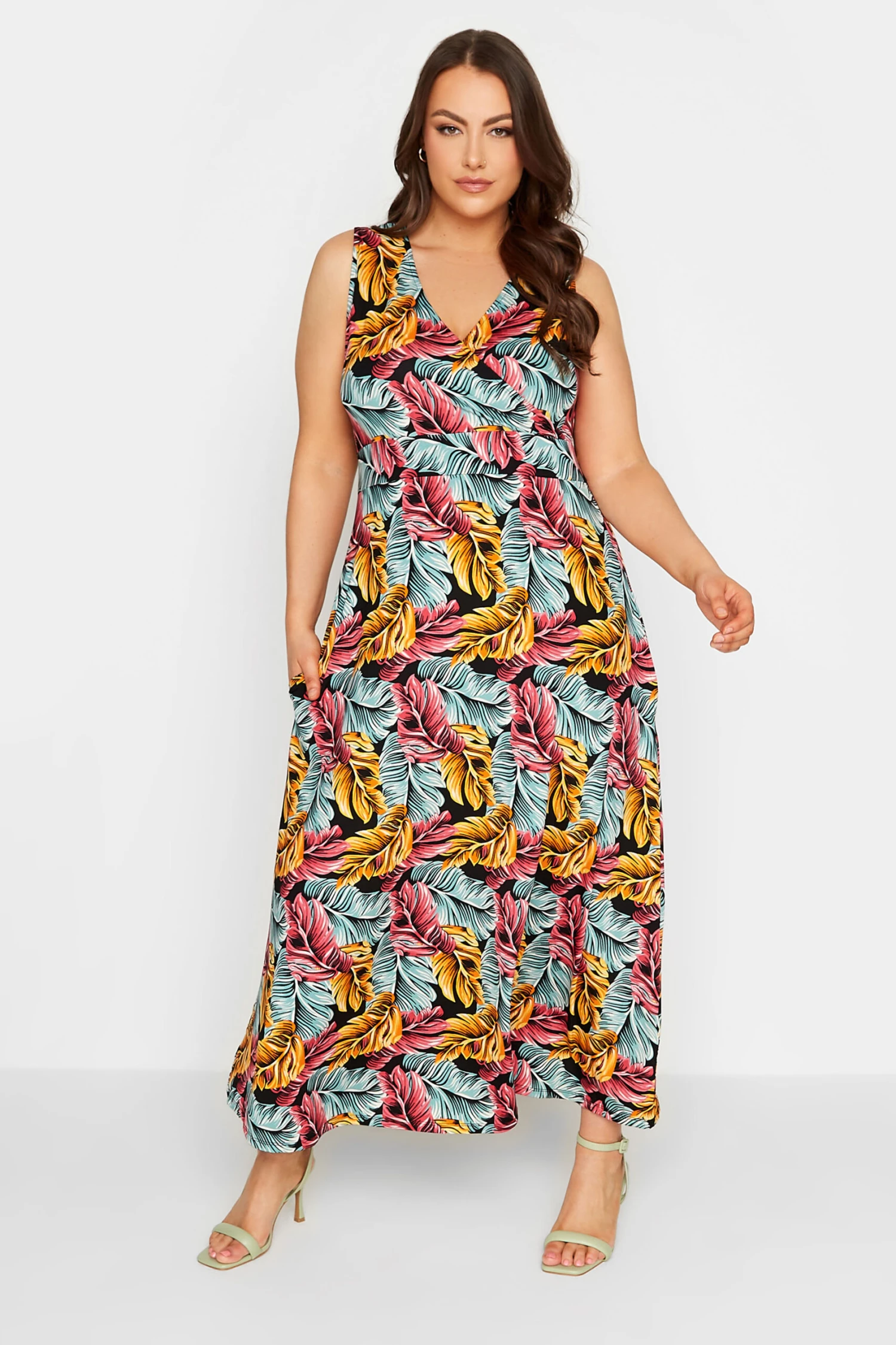 YOURS - Mouwloze Maxi-jurk Met Topische Print & Zakken In Zwart 3 YOURS - Mouwloze Maxi-jurk Met Topische Print & Zakken In Zwart