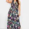 YOURS LONDON - Mouwloze Maxi-jurk Met Tropische Print & Knoopdetail In Donkerblauw 1 YOURS LONDON - Mouwloze Maxi-jurk Met Tropische Print & Knoopdetail In Donkerblauw -NAOMI Kleding Winkel eb12be11 c10e 48 162142 B