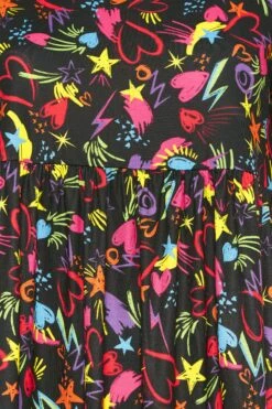 LIMITED COLLECTION - Aangerimpelde Midaxi-jurk Met Krabbelprint In Zwart -NAOMI Kleding Winkel f6065329 b067 45 215777 Z