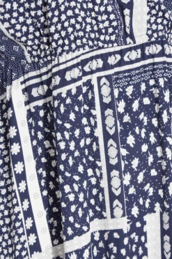 LIMITED COLLECTION - Midi-jurk Met Patchworkprint & Blote Schouders In Donkerblauw -NAOMI Kleding Winkel f6f0e2c8 ca7f 44 217037 Z