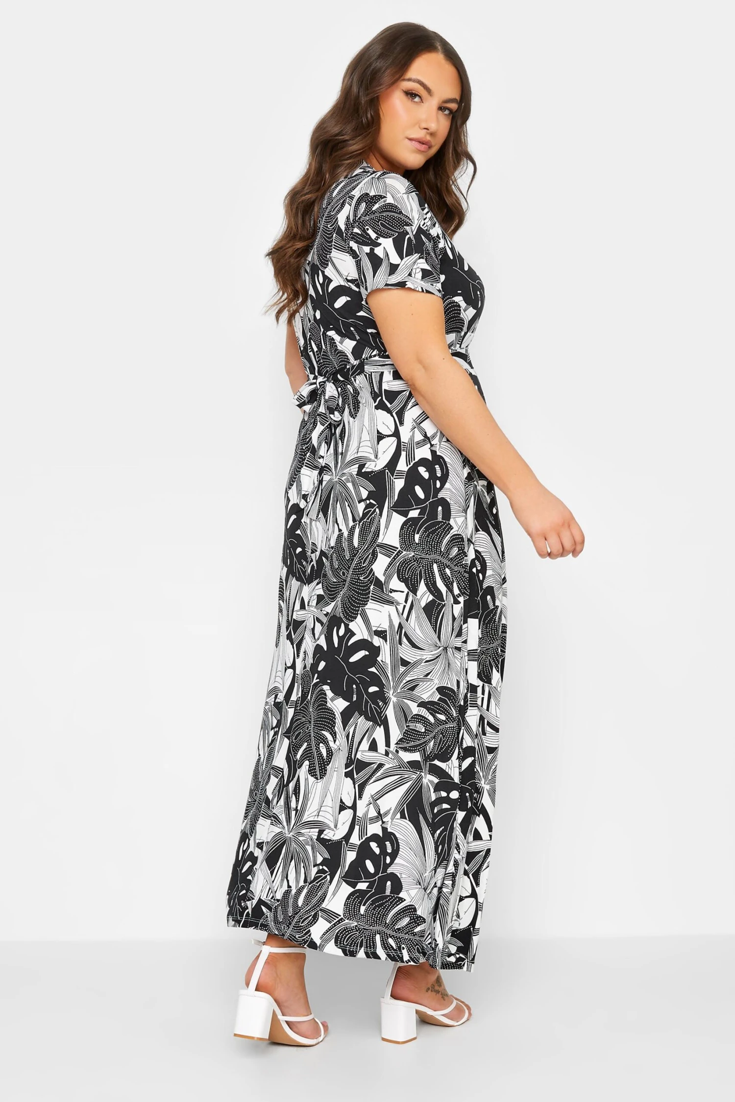 YOURS - Maxi-jurk Met Bladerprint In Zwart & Wit 4 YOURS - Maxi-jurk Met Bladerprint In Zwart & Wit - Afbeelding 2
